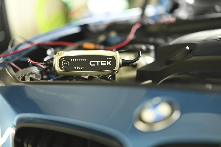 La importancia del cargador y mantenedor de baterías de automóviles